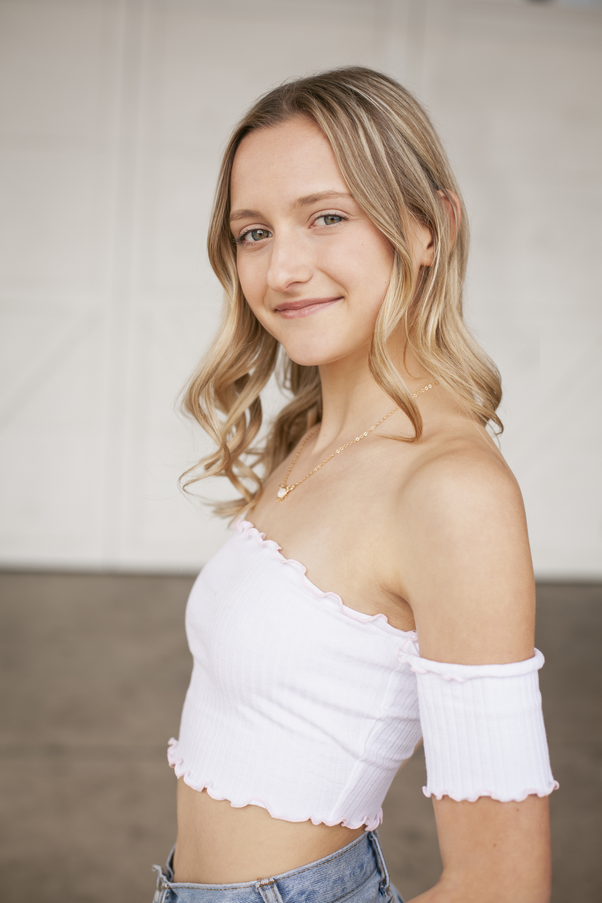 senior picture of blonde girl in white crop top
